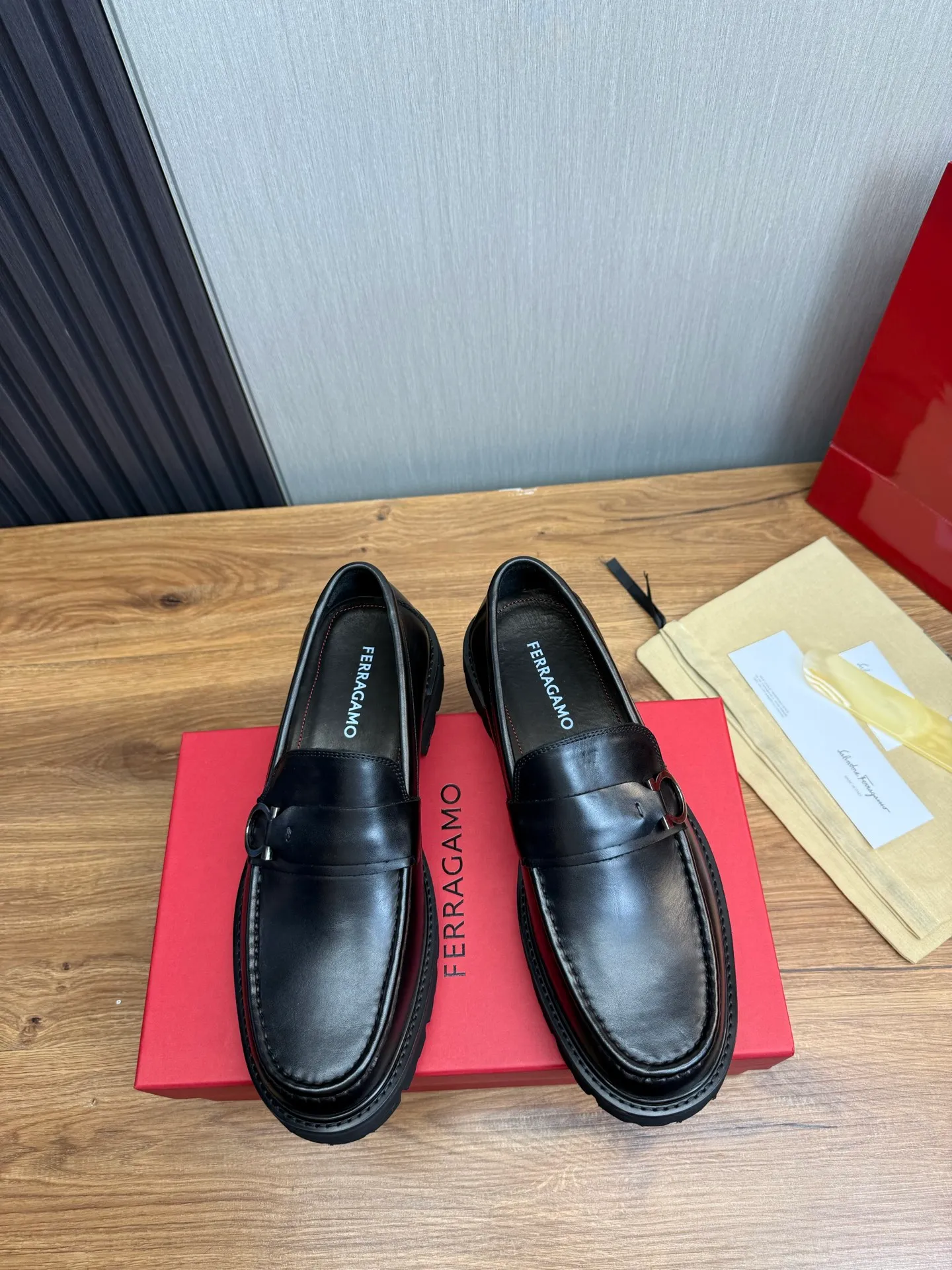 Men's shoes 💰880💰 Ferragamo. [Ferragamo] Men's Loaf leather shoes, the latest hot style, 1:1 original purchase quality, top quality, imported open-edge beaded cowhide leather on the upper, hand-made three-dimensional stitching highlights the round toe design, the inner feet are made of imported cowhide, with original wear-resistant rubber outsole, matching code 39-44, (38, 45 custom-made, non-refundable)